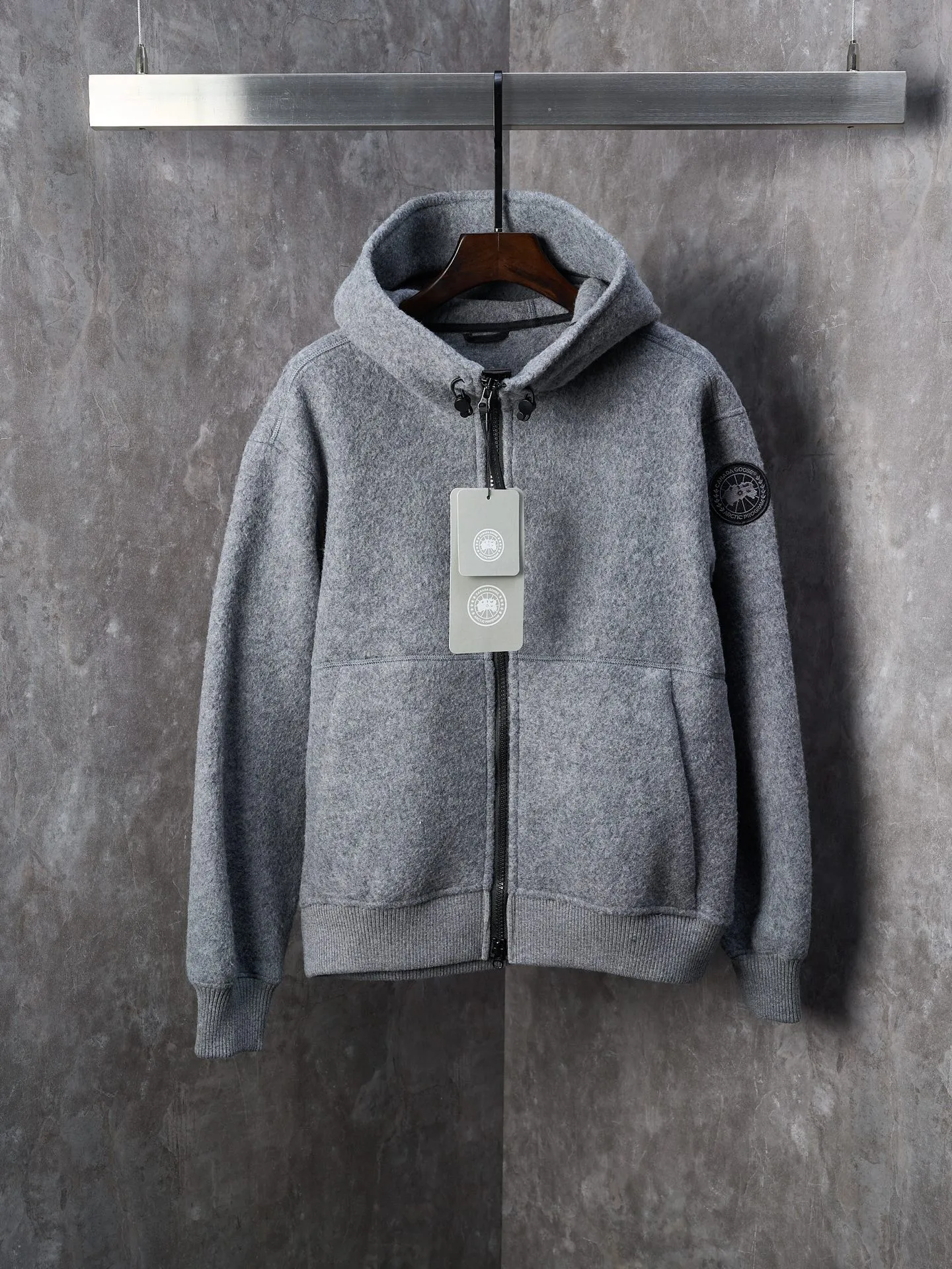 P780 Actual hanging auction] CANADA GOOSE/Canada Goose Chilliwack Black Label Wool Fleece Bomber Jacket [Ready Stock] S M L XL This black label Chilliwack Wool Fleece Bomber Jacket is warm and breathable. It is made of Kind Fleece wool fabric. This is our new generation of fleece fabric. It is warm and breathable, helping to stop the earth from warming and dispelling severe cold for mankind. Following the adjustable streamlined hood of the Chilliwack parka, the loose fit makes it comfortable to wear. Rib knit cuffs and hem, CORDURA® reinforcement in high-wear areas for added durability, two exterior zippered side-seam pockets. Dry cleaning is recommended to preserve the texture of the clothing.